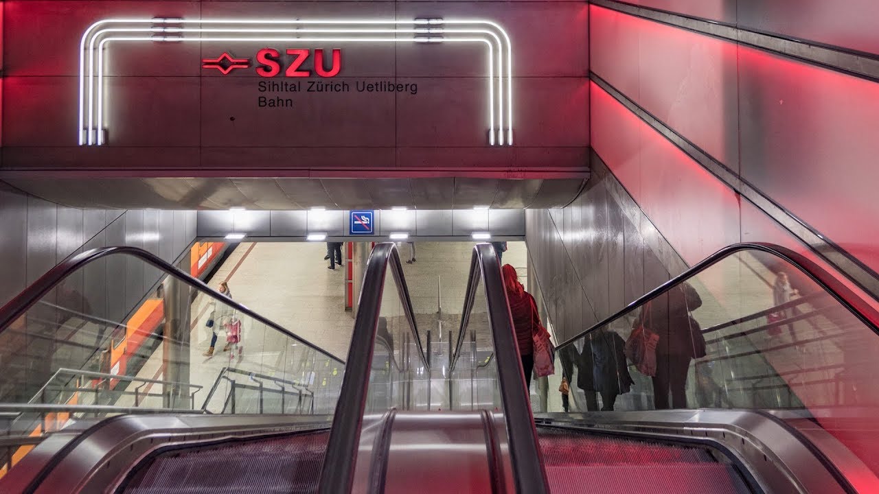 Rot beleuchteter Eingang zur ZSU im Hauptbahnhof Zürich